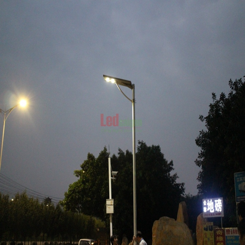 ĐÈN ĐƯỜNG NLMT LIỀN THỂ 80W